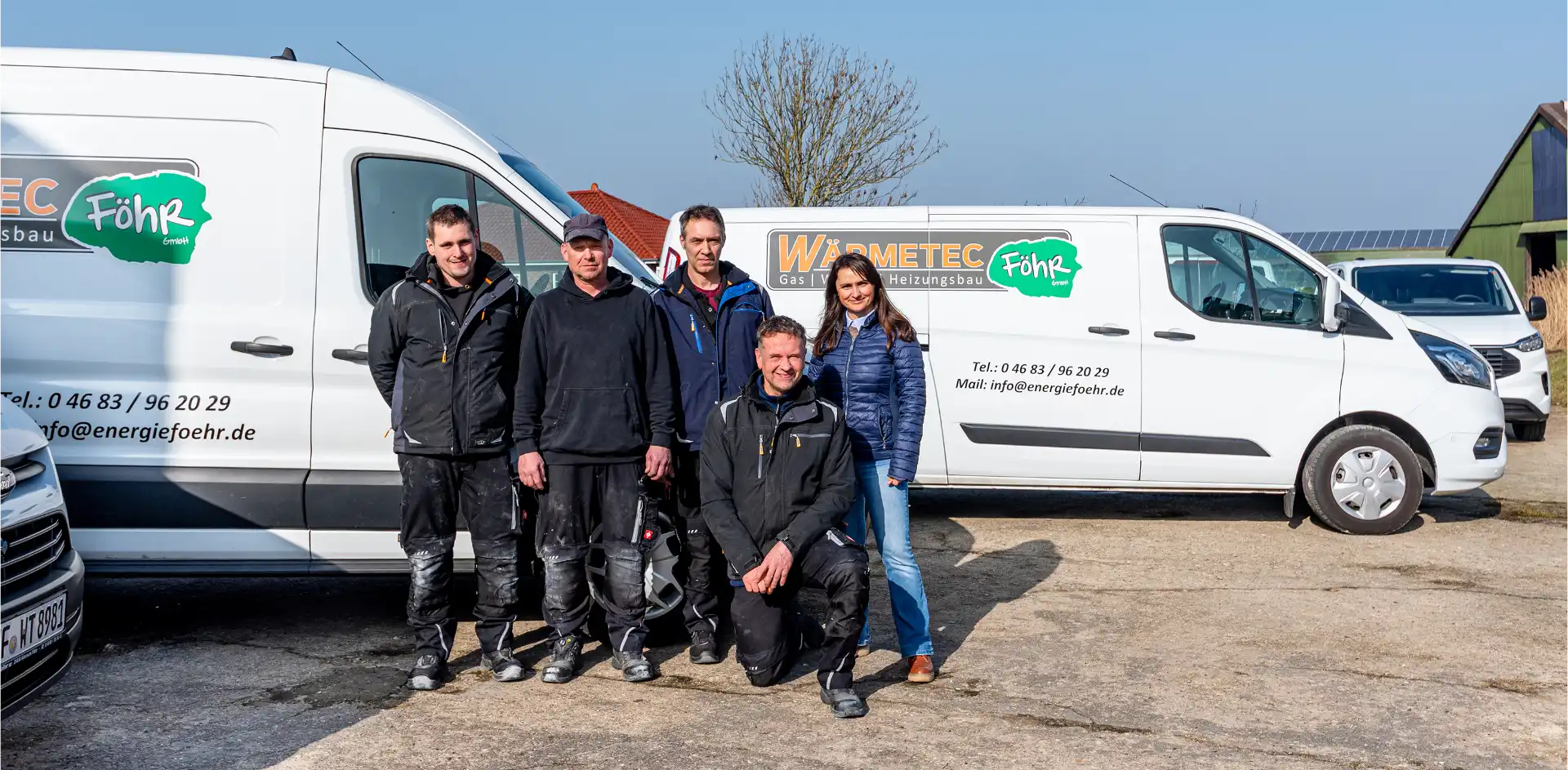 Teamfoto von Wärmetec auf Föhr vor dem Fuhrpark.
